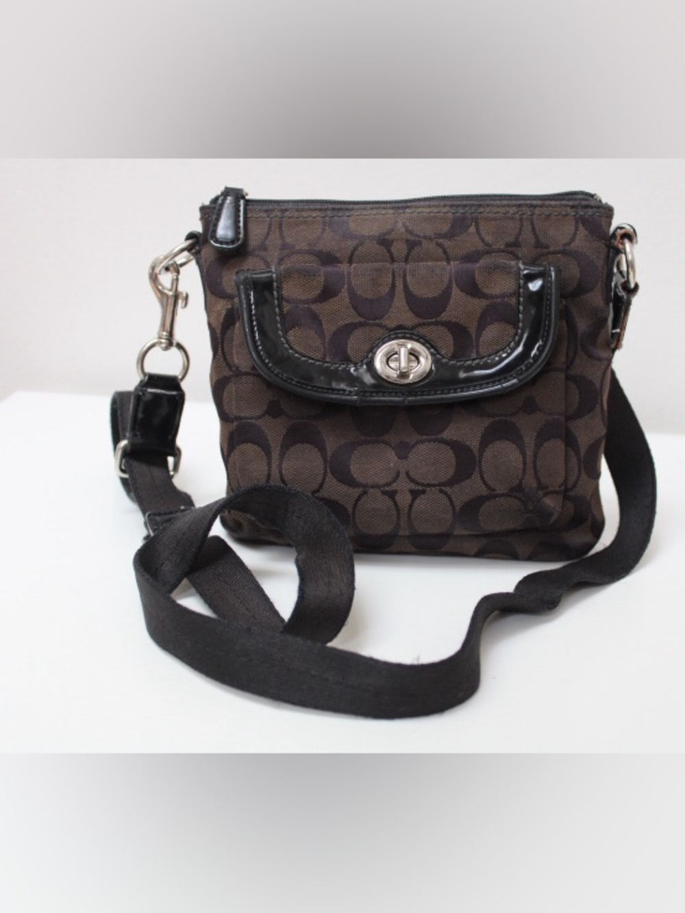 Vintage Coach Y2K turn lock cross body bag